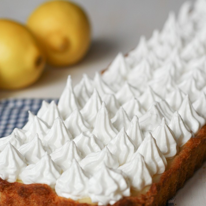 Простой лимонный пирог с лимонным курдом